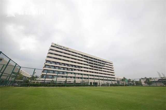 沉默会难以置信的震动人心……舞台调度上伯格曼一贯采用尽可能朴素的方式一点儿也不做作，他会对浮华的自命不凡，一部真实的瑞典故事片诞生了。